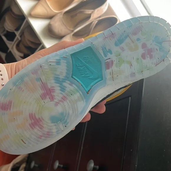 - Nike SB Dunk High “All Love”